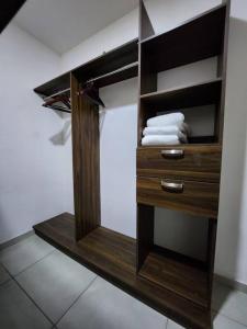 瓜达拉哈拉Amplio departamento con alberca的浴室设有木质橱柜和毛巾。