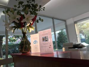 都灵圭多雷尼酒店的书和花瓶,写在桌子上