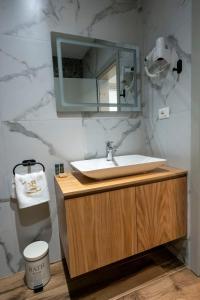 格勒姆Hotel Miami Beach的一间带水槽和镜子的浴室