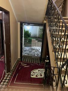 ‘Ezbet Abu Ḥabashisun Ahmed hotel的通往走廊的敞开门,走廊上铺着地毯