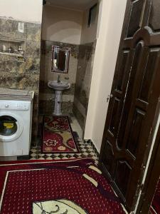 ‘Ezbet Abu Ḥabashisun Ahmed hotel的一间带卫生间、水槽和门的浴室