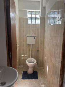 KerichoZoe Homes Oak Villa Apartment 1 and 2 Bedroom 201的一间带卫生间和水槽的浴室