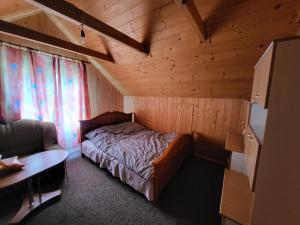 Miejsce w lesie的一间卧室配有一张床和一张书桌