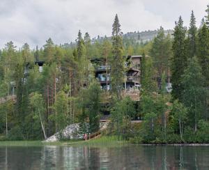普哈圣山Kurula's Resort的湖畔小山上的公寓楼
