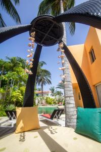 波拉马尔Libert Hotel的悬挂在度假村吊床上的一组贝壳