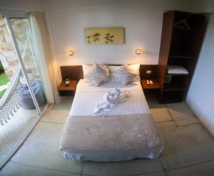 波拉马尔Libert Hotel的一间卧室配有带白色床单和枕头的床。
