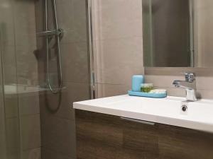 帕多瓦ANMAN HHBB tourism & business rooms的浴室配有盥洗盆和带镜子的淋浴