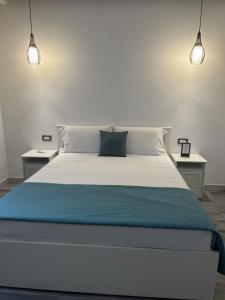帕多瓦ANMAN HHBB tourism & business rooms的一间卧室配有白色床和2个床头柜