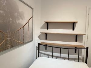尼亚米卡尼奥纳mini studio的一间卧室配有一张床,并画着一座桥