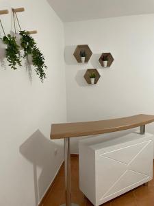 CazalegasVilla Paraiso的墙上挂着桌子和植物的房间