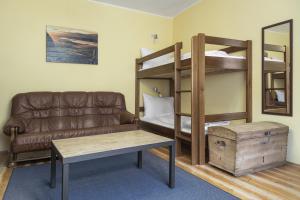 米库洛夫Castle-Wall-Inn的带沙发和双层床的客厅
