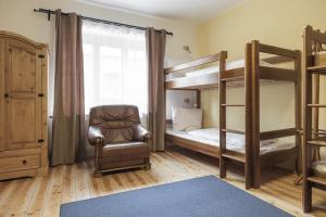 米库洛夫Castle-Wall-Inn的一间卧室配有两张双层床和椅子
