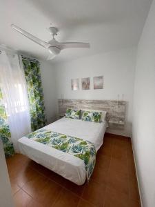 CazalegasVilla Paraiso的一间卧室配有两张床和吊扇
