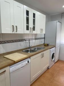 CazalegasVilla Paraiso的白色的厨房配有水槽和洗碗机