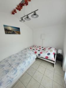 Tilly-sur-SeullesBeau chalet 6 personnes avec Jacuzzi的一间卧室配有一张带波卡圆点床单的床。