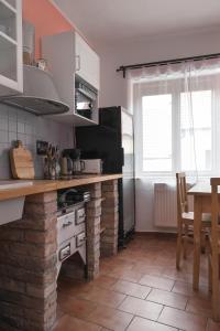米库洛夫Castle-Wall-Inn的厨房配有带炉灶和桌子的台面