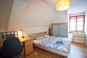 弗罗茨瓦夫Center Rynek的一间卧室配有一张床、一张桌子和一把椅子