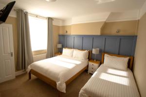 埃文河畔斯特拉特福火蜥蜴旅馆的一间卧室设有两张床和窗户。