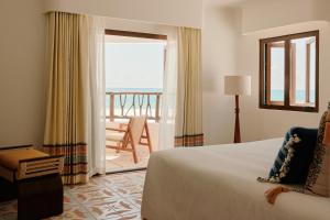 莫雷洛斯港Maroma, A Belmond Hotel, Riviera Maya的一间卧室配有一张床,享有海景