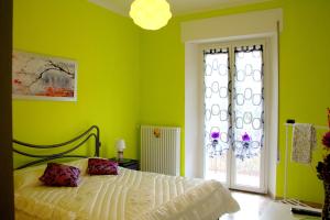VillagrandeB&B Il Poggio的绿色卧室设有床和窗户