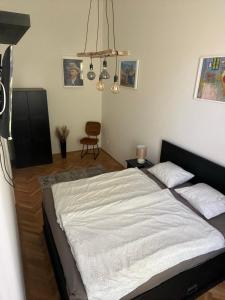 塞克希费黑瓦尔Tamás Apartman的一间卧室配有一张带白色床单的大床