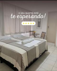大坎皮纳Majestic Hotel的一间卧室,配有一张带写有阿根廷语标志的床