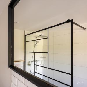 夫洛雷恩LE MANOIR DE LA VALETTE的带淋浴的浴室的玻璃墙
