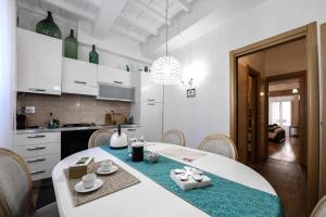 罗马Castel Sant'Angelo Apartments - Exclusive & Luxury的一间带白色桌子的厨房和一间餐厅