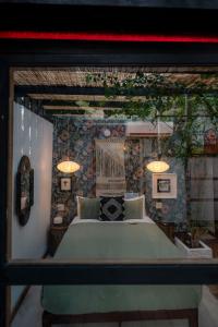 圣胡安La Botanica Hotel的一间卧室配有一张大床和两盏灯。