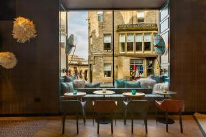 爱丁堡爱丁堡皇家一号汽车旅馆的餐厅设有2张桌子和椅子以及窗户。