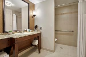 圣安东尼奥JW Marriott San Antonio Hill Country Resort & Spa的一间带水槽和淋浴的浴室