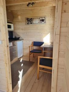 库雷萨雷Jootme-Andruse Puhkemaja的小屋内的小厨房配有桌椅