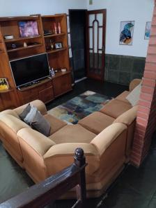 尼泰罗伊Casa em Itaipu的带沙发和电视的客厅