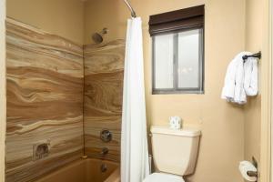 普雷斯科特Prescott Pines Inn的一间带卫生间和淋浴的浴室