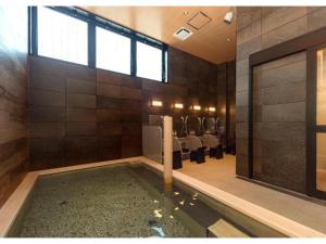 千岁QUEEN'S HOTEL CHITOSE - Vacation STAY 67720v的建筑中间有水池的房间