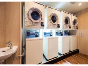 千岁QUEEN'S HOTEL CHITOSE - Vacation STAY 67720v的洗衣房配有3个盥洗盆