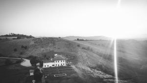 卡萨莱蒙费拉托泰努塔加里托住宿加早餐旅馆的山丘上房屋的空中景致