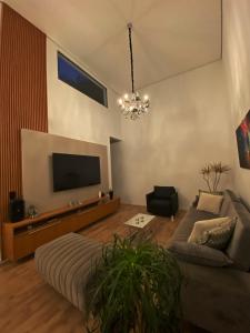 莫日-达斯克鲁济斯Casa Paradise Mogi的带沙发和平面电视的客厅