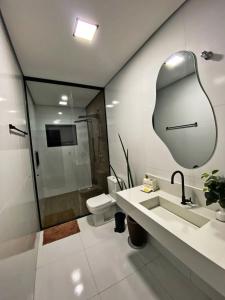 莫日-达斯克鲁济斯Casa Paradise Mogi的一间带水槽、卫生间和镜子的浴室