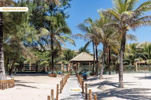 卡姆布库Térreo com churrasqueira no VG Sun por Tactu的棕榈树海滩和度假村