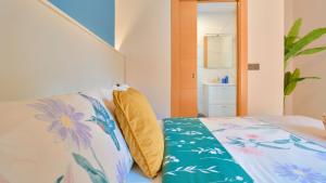 格拉纳达Casa Vestali的一间卧室配有一张黄色枕头的床