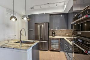 亚特兰大Midtown Luxury Apartment的厨房配有不锈钢用具和水槽