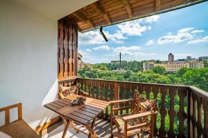 大特尔诺沃Four Riders Guest House的设有一个配有木桌和椅子的阳台,享有美景。
