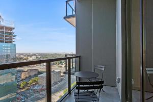 亚特兰大Midtown Luxury Apartment的阳台设有2张凳子,享有城市美景。