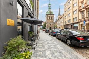 布拉格numa I Republika Rooms & Apartments的路边有汽车的街道