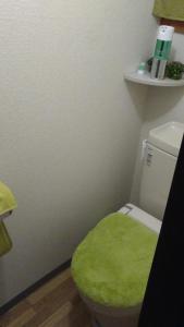 盛冈Mixed Dormitory 6beds room- Vacation STAY 14724v的浴室配有绿色卫生间和绿色座椅。