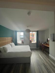 伦敦德里No.5的一间卧室设有一张大床和一个窗户。