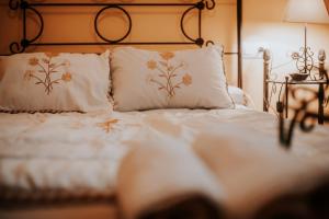 特鲁希略Conde de la Encina 16的卧室内的一张带白色床单和枕头的床