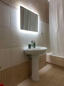 莫奈姆瓦夏Maria’s Apartment的浴室设有白色水槽和镜子