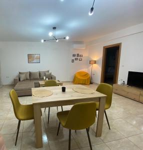 莫奈姆瓦夏Maria’s Apartment的客厅配有桌椅和沙发